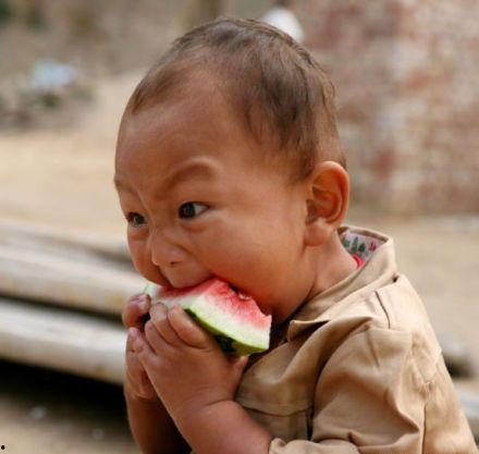 娱乐吃瓜小男孩是谁啊,他是谁？为何成为网络热议焦点？  第1张